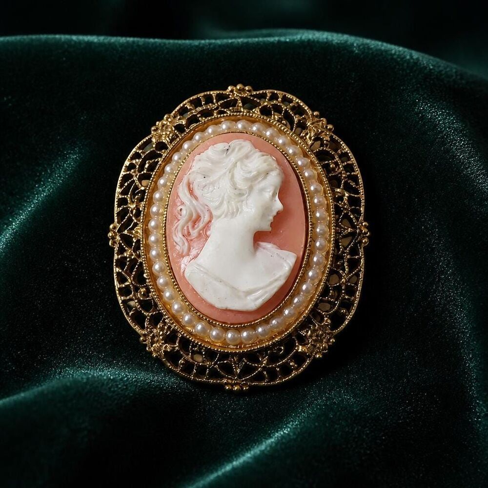 Vintage Cameo Pearl Boucher Brooch Pin.